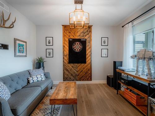 733 Hayward Place, Kamloops, BC - Indoor Photo Showing Living Room