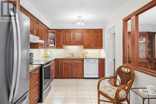 1402 - 2185 Marine Drive, Oakville, ON - Indoor Photo Showing Kitchen