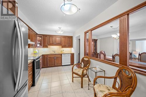 1402 - 2185 Marine Drive, Oakville, ON - Indoor Photo Showing Kitchen