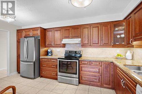 1402 - 2185 Marine Drive, Oakville, ON - Indoor Photo Showing Kitchen