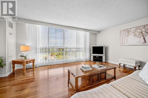 1402 - 2185 Marine Drive, Oakville, ON - Indoor Photo Showing Living Room