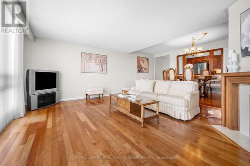 1402 - 2185 Marine Drive, Oakville, ON - Indoor Photo Showing Living Room