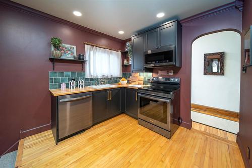 944 Byng Place, Winnipeg, MB - Indoor Photo Showing Kitchen