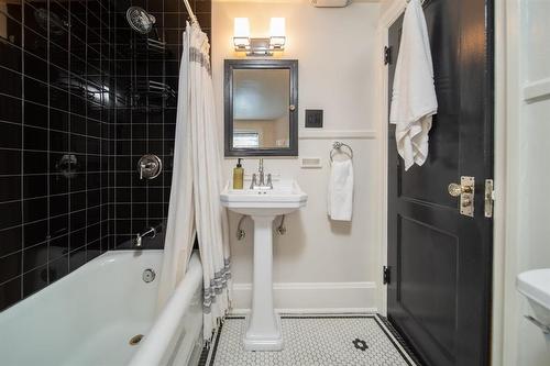 944 Byng Place, Winnipeg, MB - Indoor Photo Showing Bathroom