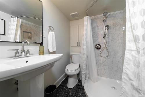 944 Byng Place, Winnipeg, MB - Indoor Photo Showing Bathroom