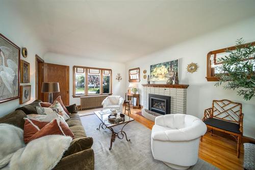 944 Byng Place, Winnipeg, MB - Indoor Photo Showing Living Room With Fireplace