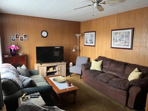 772 304Th Street, Kimberley, BC - Indoor Photo Showing Living Room