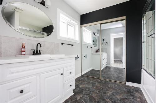 10 Piccadilly Street, Winnipeg, MB - Indoor Photo Showing Bathroom