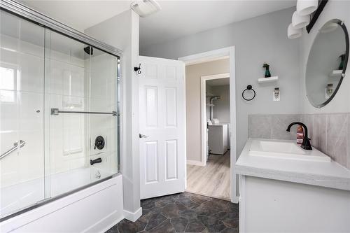 10 Piccadilly Street, Winnipeg, MB - Indoor Photo Showing Bathroom