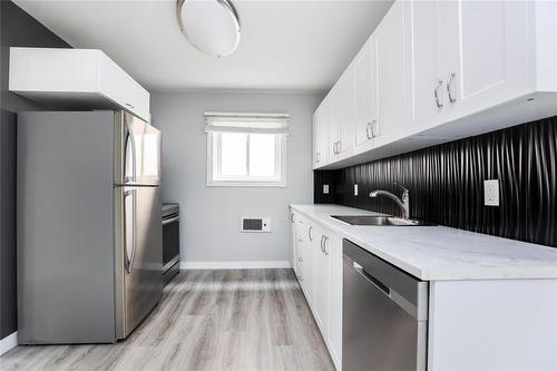 10 Piccadilly Street, Winnipeg, MB - Indoor Photo Showing Kitchen