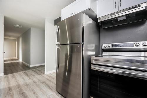 10 Piccadilly Street, Winnipeg, MB - Indoor Photo Showing Kitchen