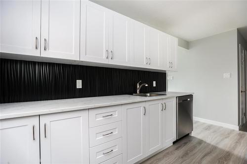 10 Piccadilly Street, Winnipeg, MB - Indoor Photo Showing Kitchen