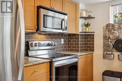 125 - 20 Elsie Lane, Toronto, ON - Indoor Photo Showing Kitchen