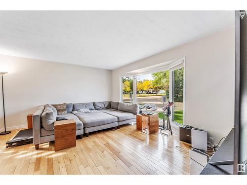 44 Mardale Cr, Sherwood Park, AB - Indoor Photo Showing Living Room