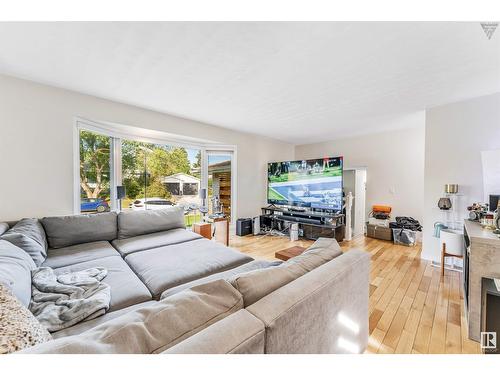 44 Mardale Cr, Sherwood Park, AB - Indoor Photo Showing Living Room