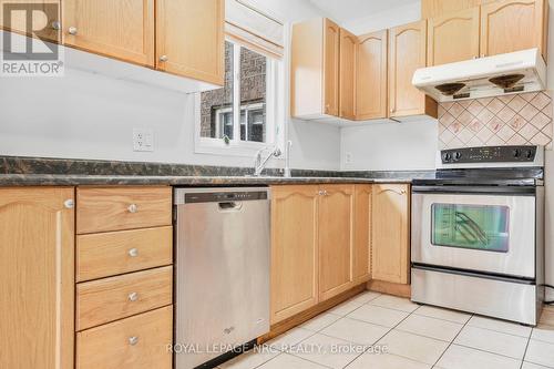 11 Meadow Wood Crescent, Hamilton, ON - Indoor Photo Showing Kitchen