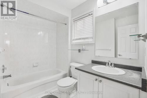 11 Meadow Wood Crescent, Hamilton, ON - Indoor Photo Showing Bathroom