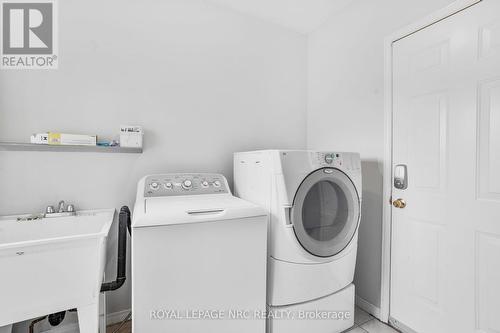 11 Meadow Wood Crescent, Hamilton, ON - Indoor Photo Showing Laundry Room