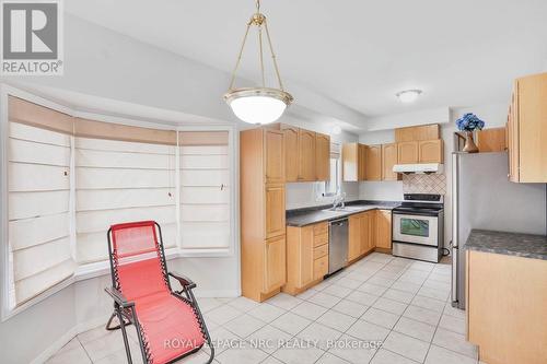 11 Meadow Wood Crescent, Hamilton, ON - Indoor Photo Showing Kitchen