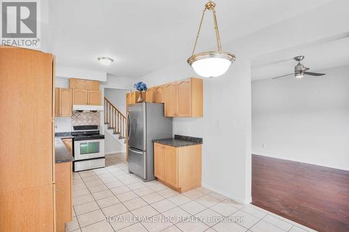 11 Meadow Wood Crescent, Hamilton, ON - Indoor Photo Showing Kitchen