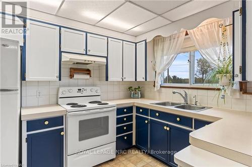 1467 Stevensville Road, Fort Erie, ON - Indoor Photo Showing Kitchen With Double Sink