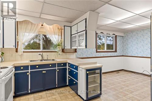 1467 Stevensville Road, Fort Erie, ON - Indoor Photo Showing Kitchen With Double Sink