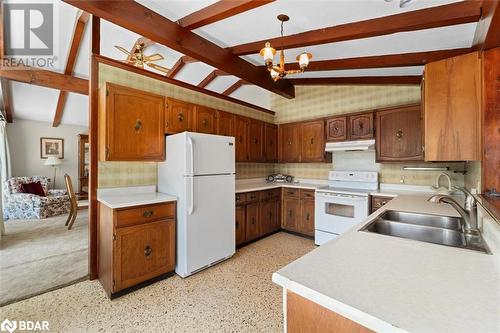 1098 Sideroad 15, Schomberg, ON - Indoor Photo Showing Kitchen With Double Sink