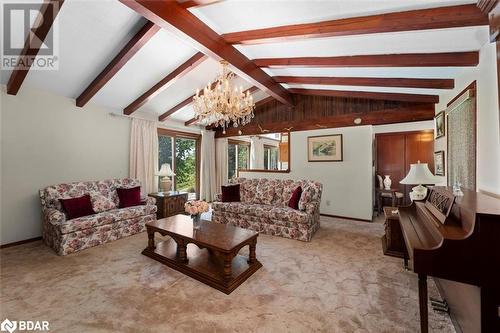 1098 Sideroad 15, Schomberg, ON - Indoor Photo Showing Living Room