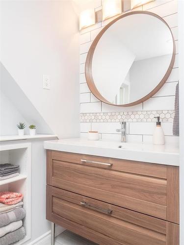 330 Lipton Street, Winnipeg, MB - Indoor Photo Showing Bathroom