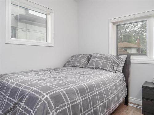 330 Lipton Street, Winnipeg, MB - Indoor Photo Showing Bedroom