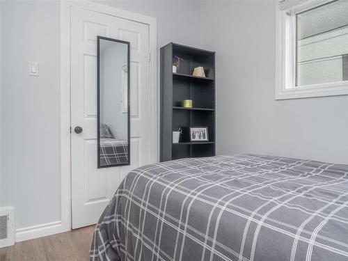 330 Lipton Street, Winnipeg, MB - Indoor Photo Showing Bedroom