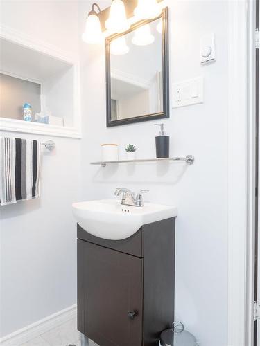 330 Lipton Street, Winnipeg, MB - Indoor Photo Showing Bathroom