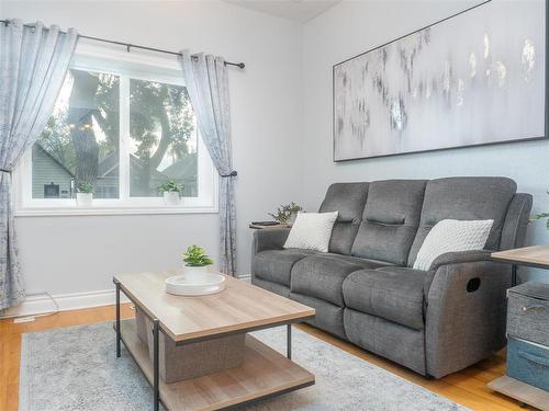 330 Lipton Street, Winnipeg, MB - Indoor Photo Showing Living Room