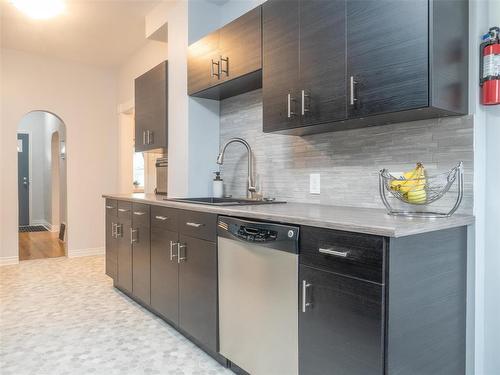 330 Lipton Street, Winnipeg, MB - Indoor Photo Showing Kitchen