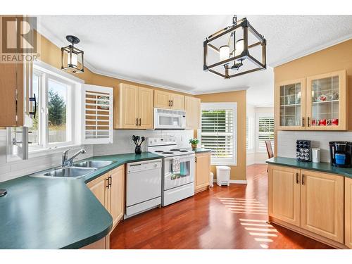 1002 11Th  N Avenue, Creston, BC - Indoor Photo Showing Kitchen With Double Sink