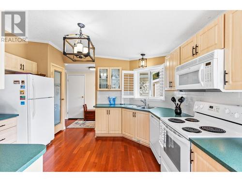 1002 11Th  N Avenue, Creston, BC - Indoor Photo Showing Kitchen With Double Sink