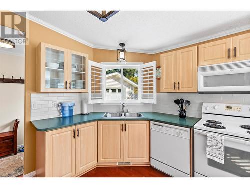 1002 11Th  N Avenue, Creston, BC - Indoor Photo Showing Kitchen With Double Sink