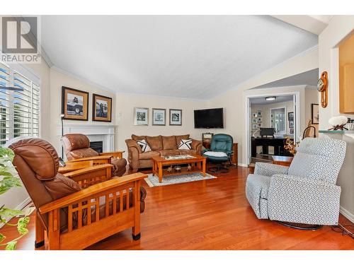 1002 11Th  N Avenue, Creston, BC - Indoor Photo Showing Living Room