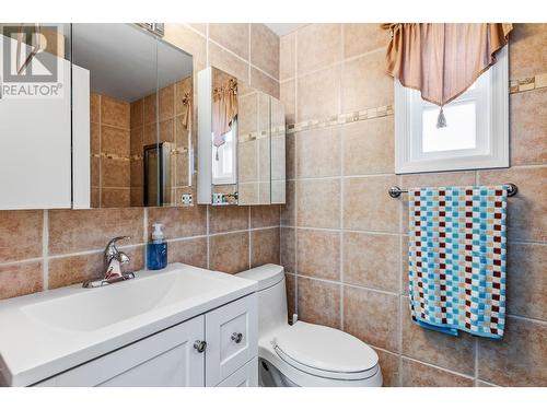 1002 11Th  N Avenue, Creston, BC - Indoor Photo Showing Bathroom