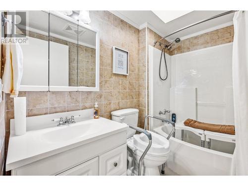 1002 11Th  N Avenue, Creston, BC - Indoor Photo Showing Bathroom