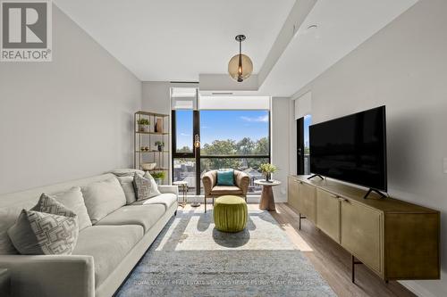 605 - 2118 Bloor Street W, Toronto, ON - Indoor Photo Showing Living Room