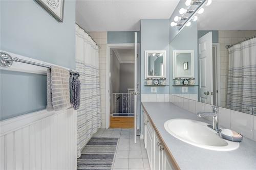 1620 Hatfield Avenue, Penticton, BC - Indoor Photo Showing Bathroom