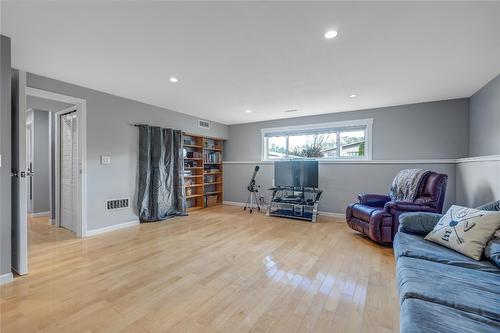 1620 Hatfield Avenue, Penticton, BC - Indoor Photo Showing Living Room