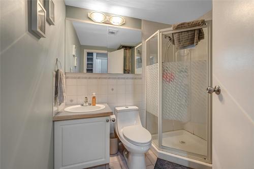 1620 Hatfield Avenue, Penticton, BC - Indoor Photo Showing Bathroom