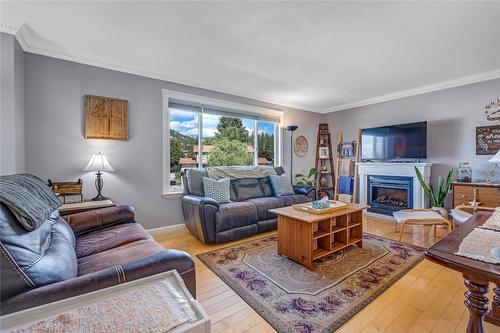 1620 Hatfield Avenue, Penticton, BC - Indoor Photo Showing Living Room With Fireplace