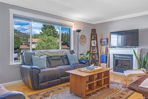 1620 Hatfield Avenue, Penticton, BC - Indoor Photo Showing Living Room With Fireplace