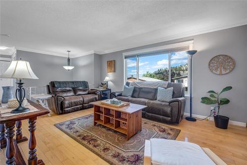 1620 Hatfield Avenue, Penticton, BC - Indoor Photo Showing Living Room