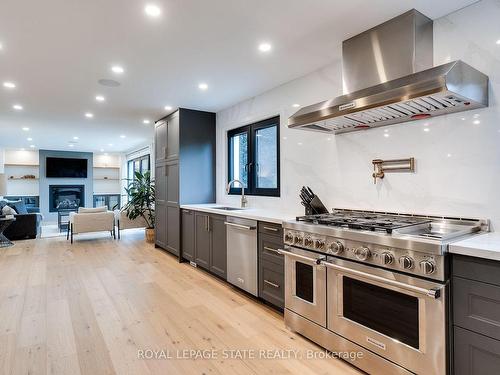 27 Hildegard Dr, Hamilton, ON - Indoor Photo Showing Kitchen With Upgraded Kitchen