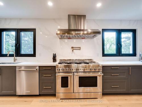 27 Hildegard Dr, Hamilton, ON - Indoor Photo Showing Kitchen With Upgraded Kitchen