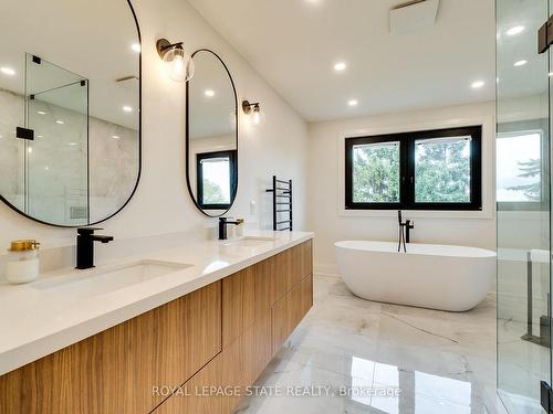 27 Hildegard Dr, Hamilton, ON - Indoor Photo Showing Bathroom